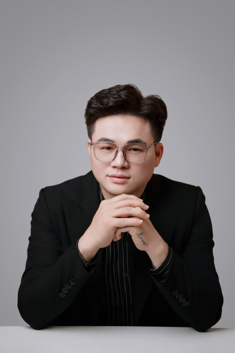 Cách tạo dáng khi chụp ảnh doanh nhân tư thế ngồi bán thân thanh lịch và thân thiện