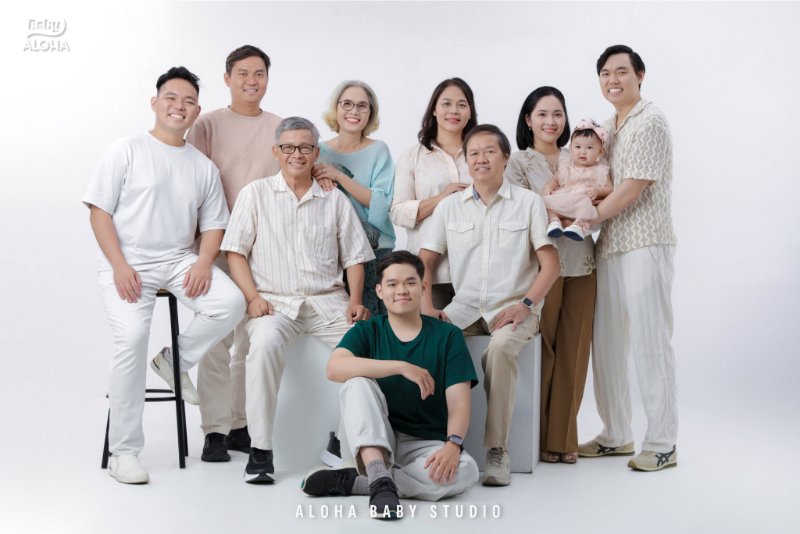 Chụp ảnh cùng với anh chị