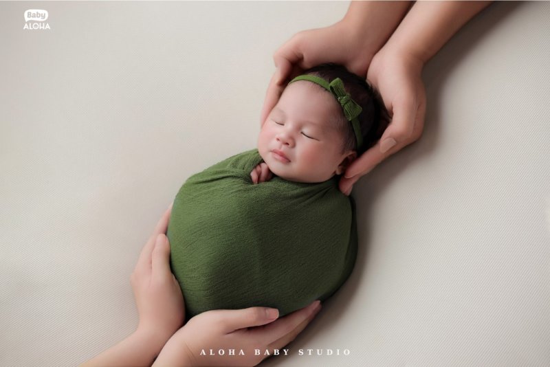 Đặt bé trên tay