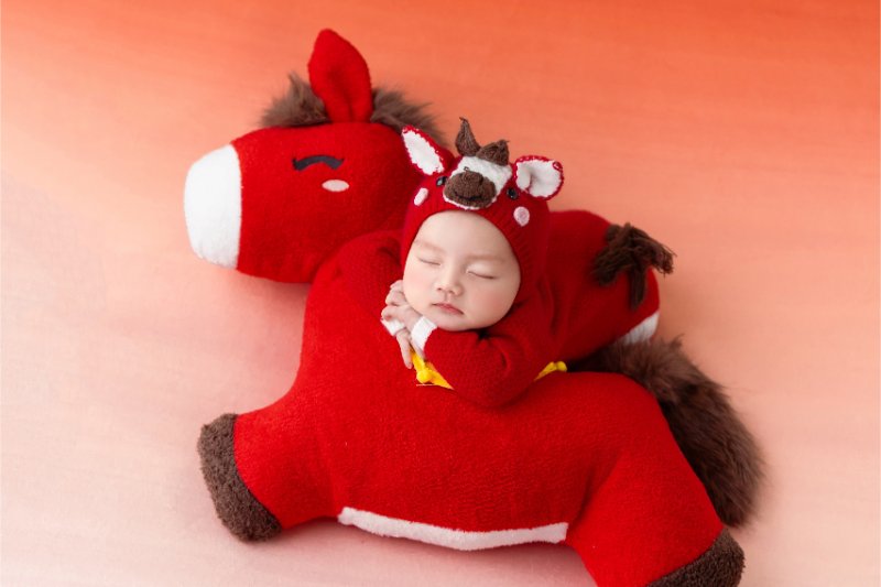 Tạo dáng bé chống cằm ngủ