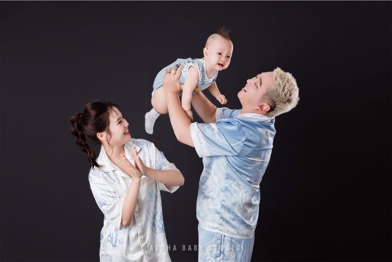 Tạo dáng cho bố mẹ chụp cùng bé