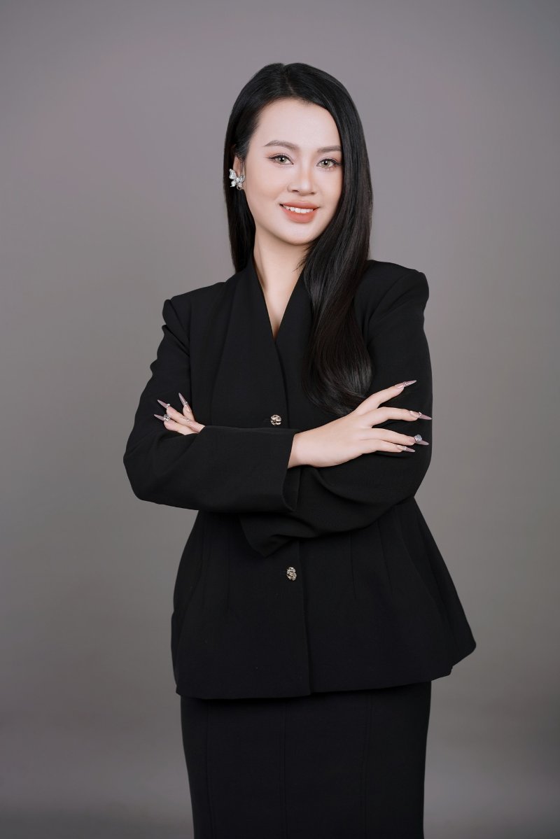 Tạo dáng chụp ảnh doanh nhân tư thế đứng khoanh tay tự tin và quyết đoán