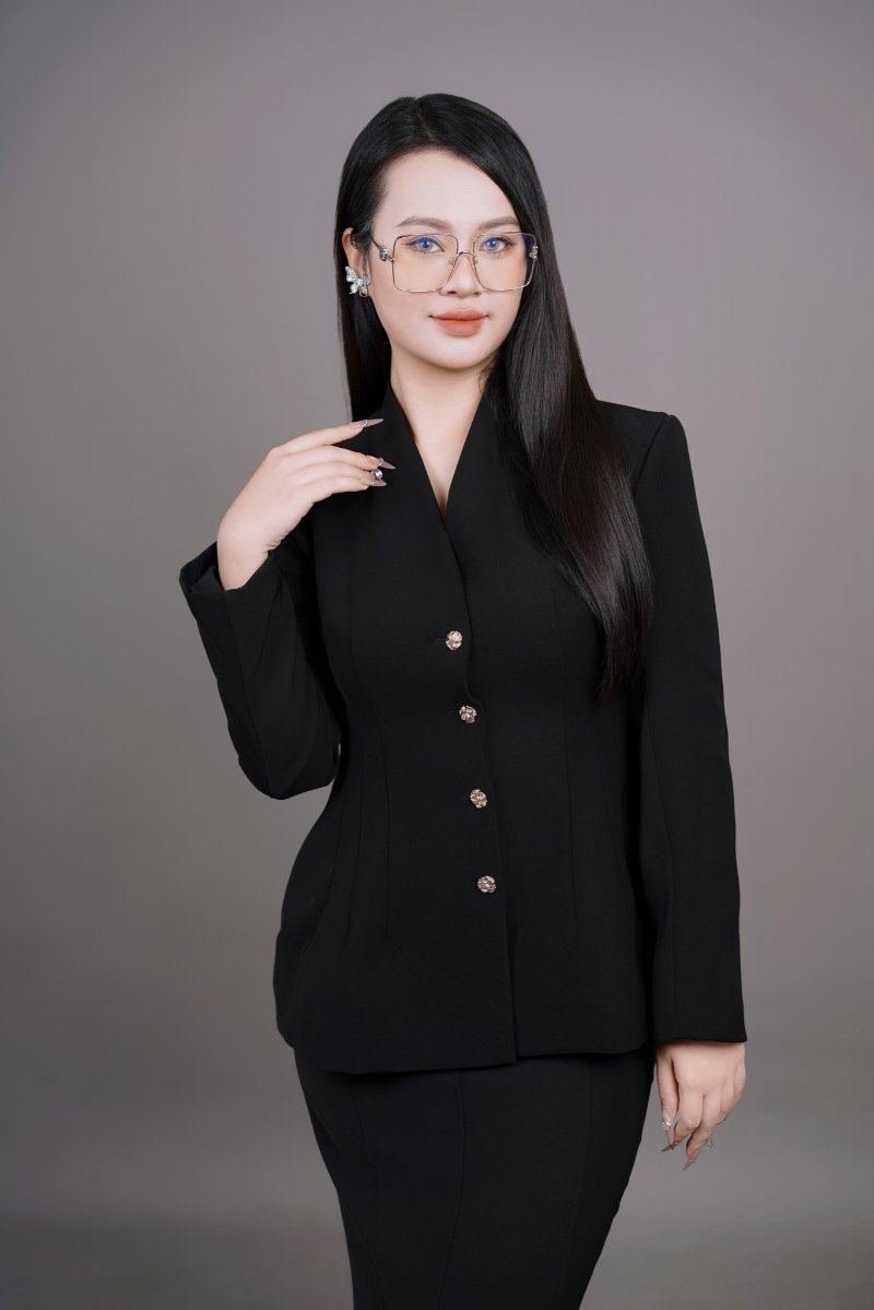 Tạo dáng doanh nhân tư thế đứng trang nhã và chuyên nghiệp