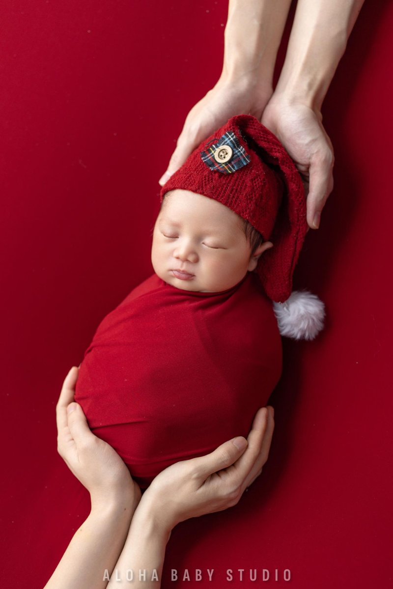 Tạo dáng quấn kén cho bé khi chụp hình bé sơ sinh tại phường Cửa Nam