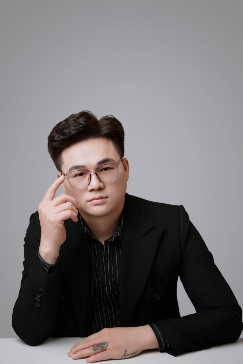 Tư thế ngồi suy tư và tập trung tại bàn làm việc