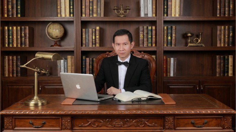 Tư thế tạo dáng năng động với đạo cụ