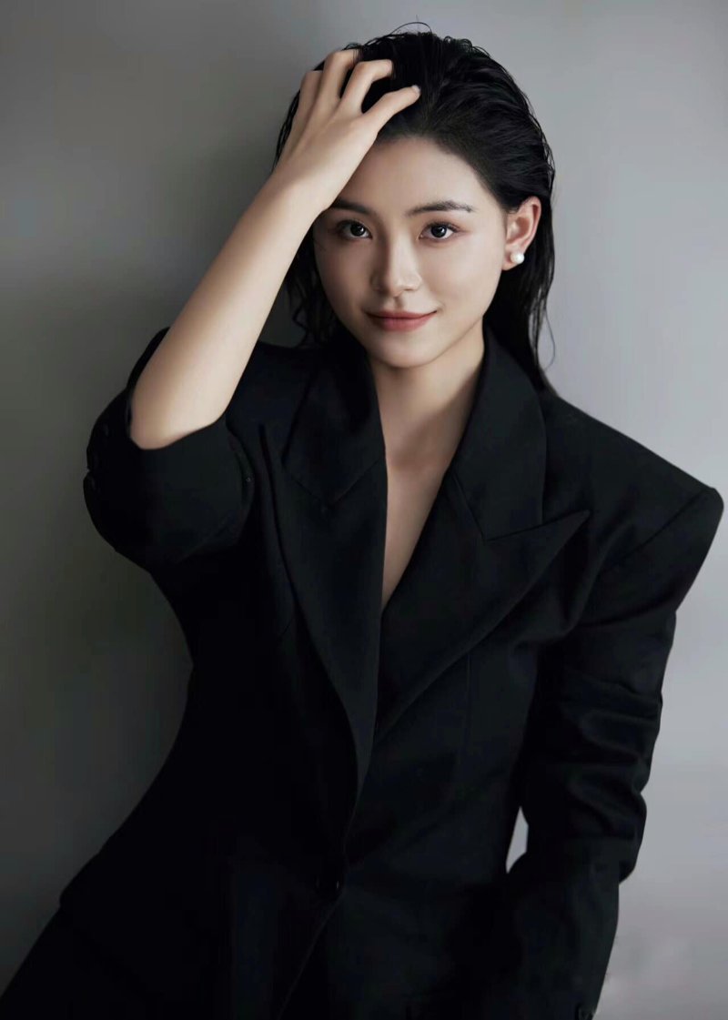 Tư thế thanh lịch với trang phục công sở