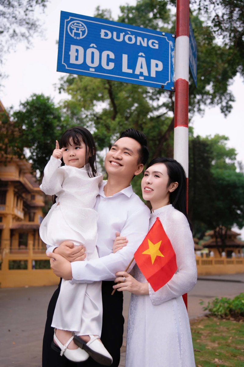 Concept gia đình - cả nhà cùng hướng về ngày lễ