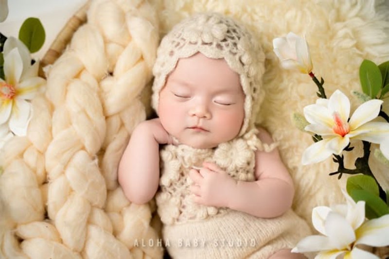 Concept newborn tối giản (minimal) tập trung vào biểu cảm của bé