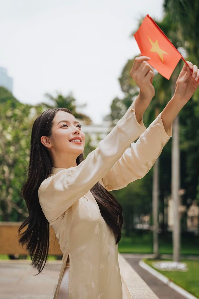 Tạo dáng cầm cờ đơn giản