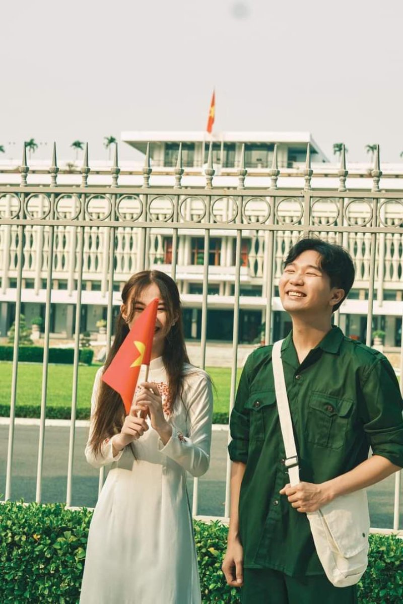 Tạo dáng chụp couple ngày 30-4