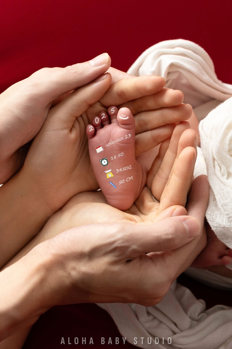 Tạo dáng chụp cùng bố mẹ nâng niu em bé