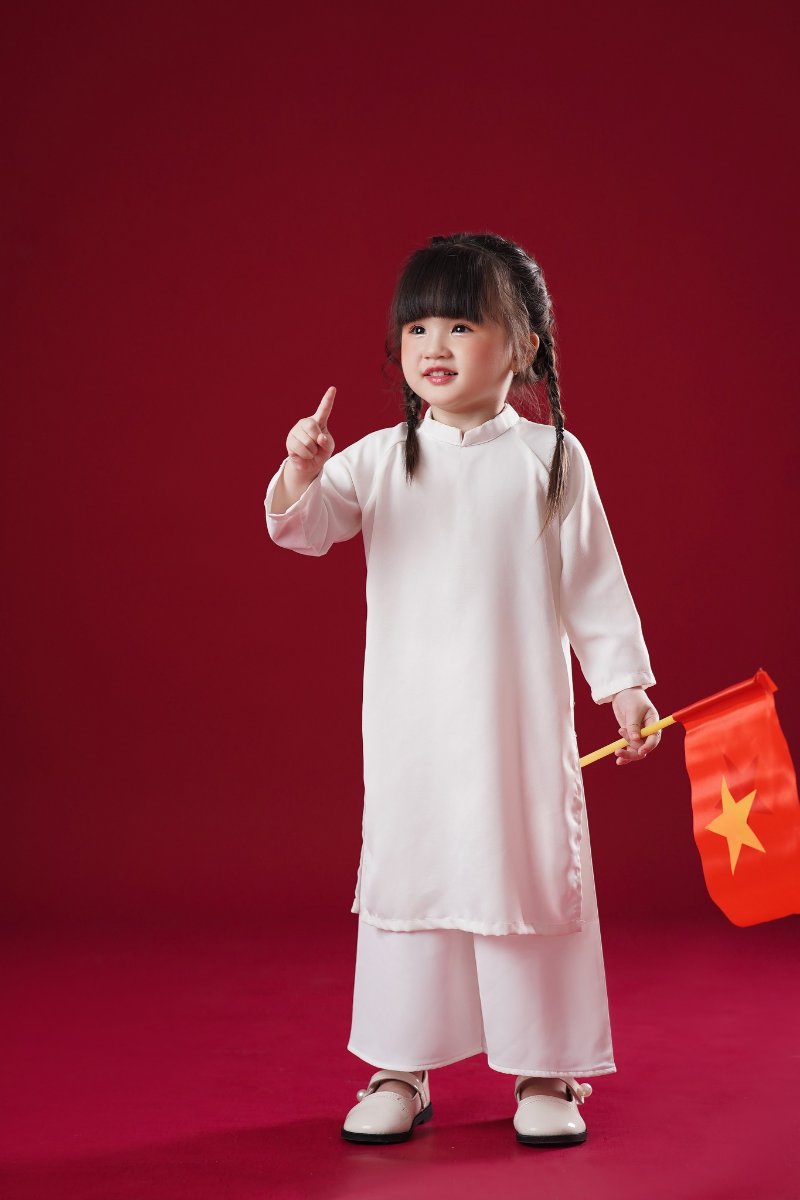 Tạo dáng cùng đạo cụ (cờ, nón, băng đô)