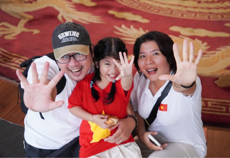 Tạo dáng tương tác với bố mẹ