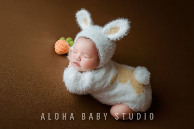 Tư thế chống cằm (froggy pose) đáng yêu