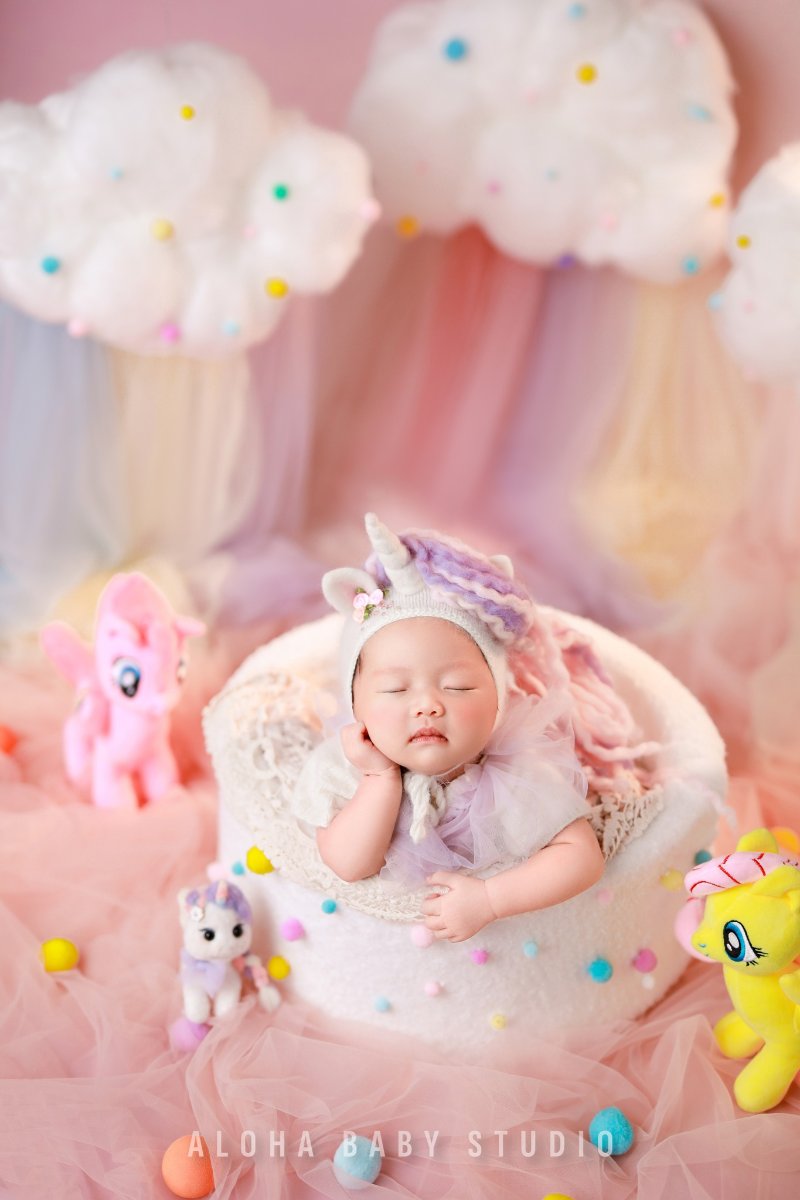 Tư thế nằm sấp chống cằm dễ thương