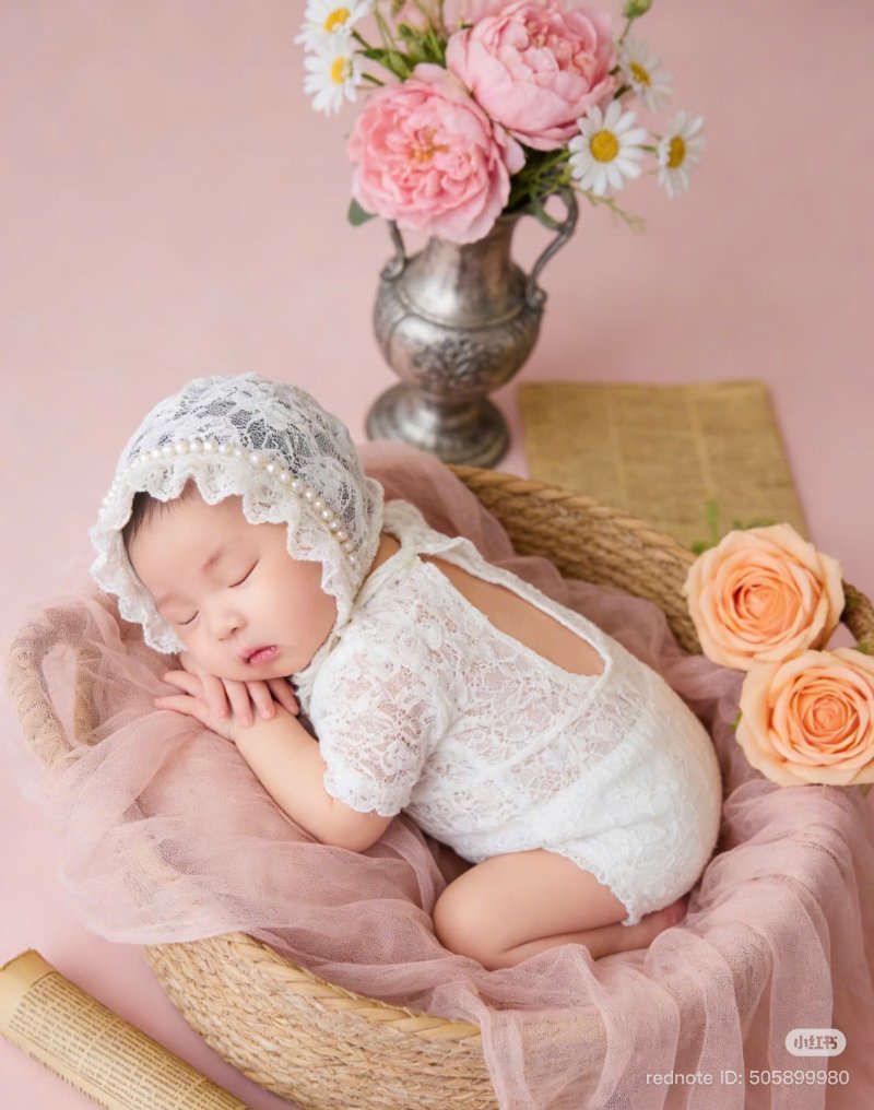 Concept newborn với hoa và voan