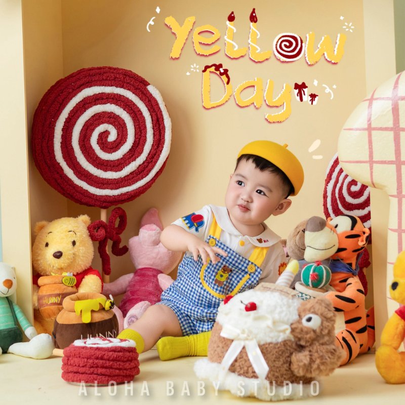 Bé ngồi với chú gấu bông yêu thích