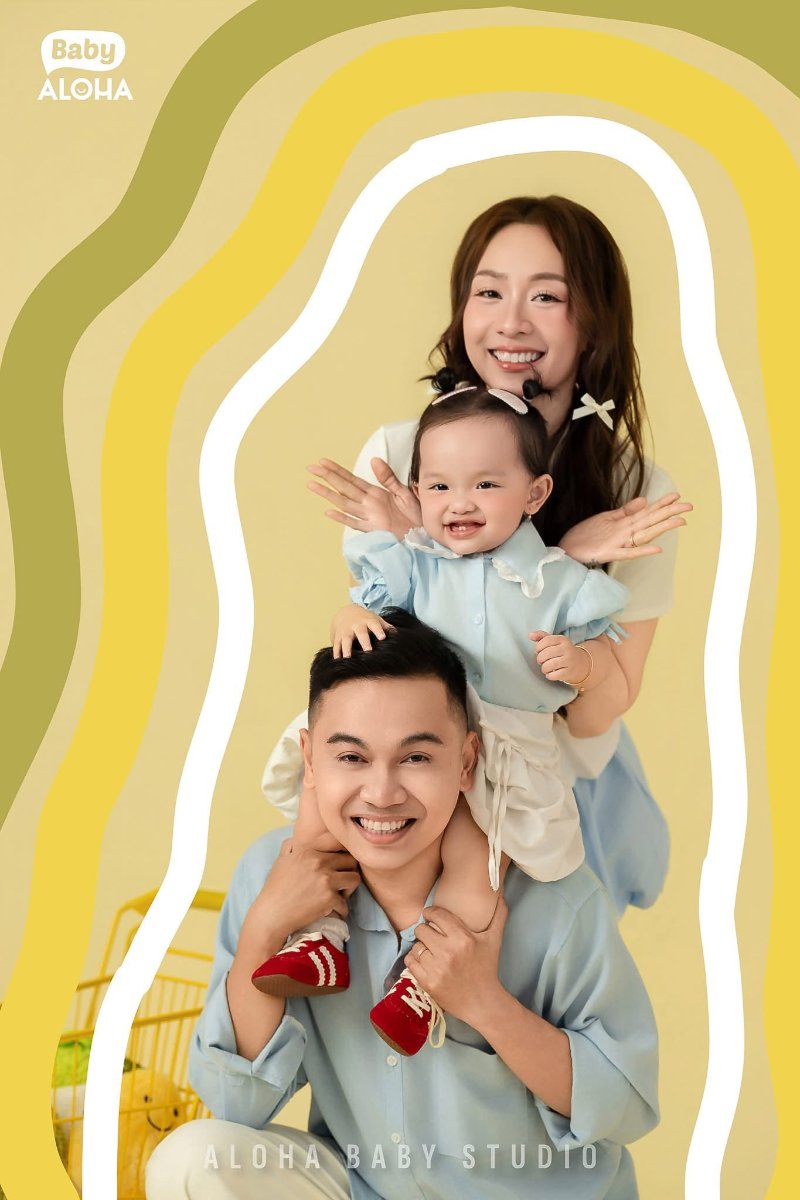 Chụp ảnh bé 2 tuổi cùng bố mẹ