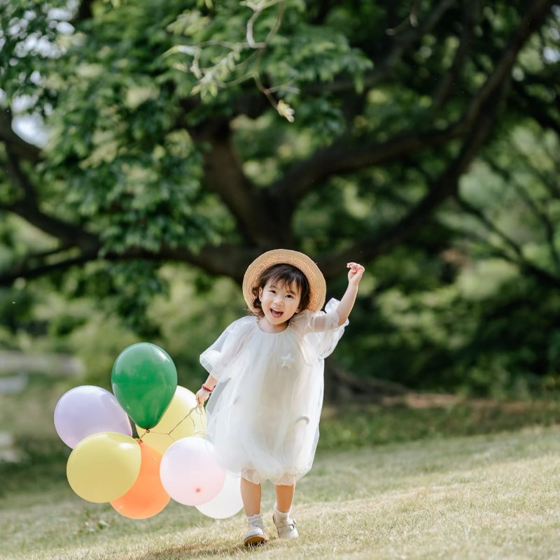 Chụp ảnh ngoài trời cho bé tại công viên xanh