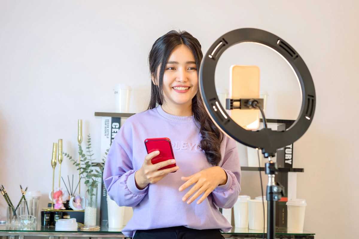 Đèn chiếu sáng là vô cùng cần thiết cho một buổi livestream