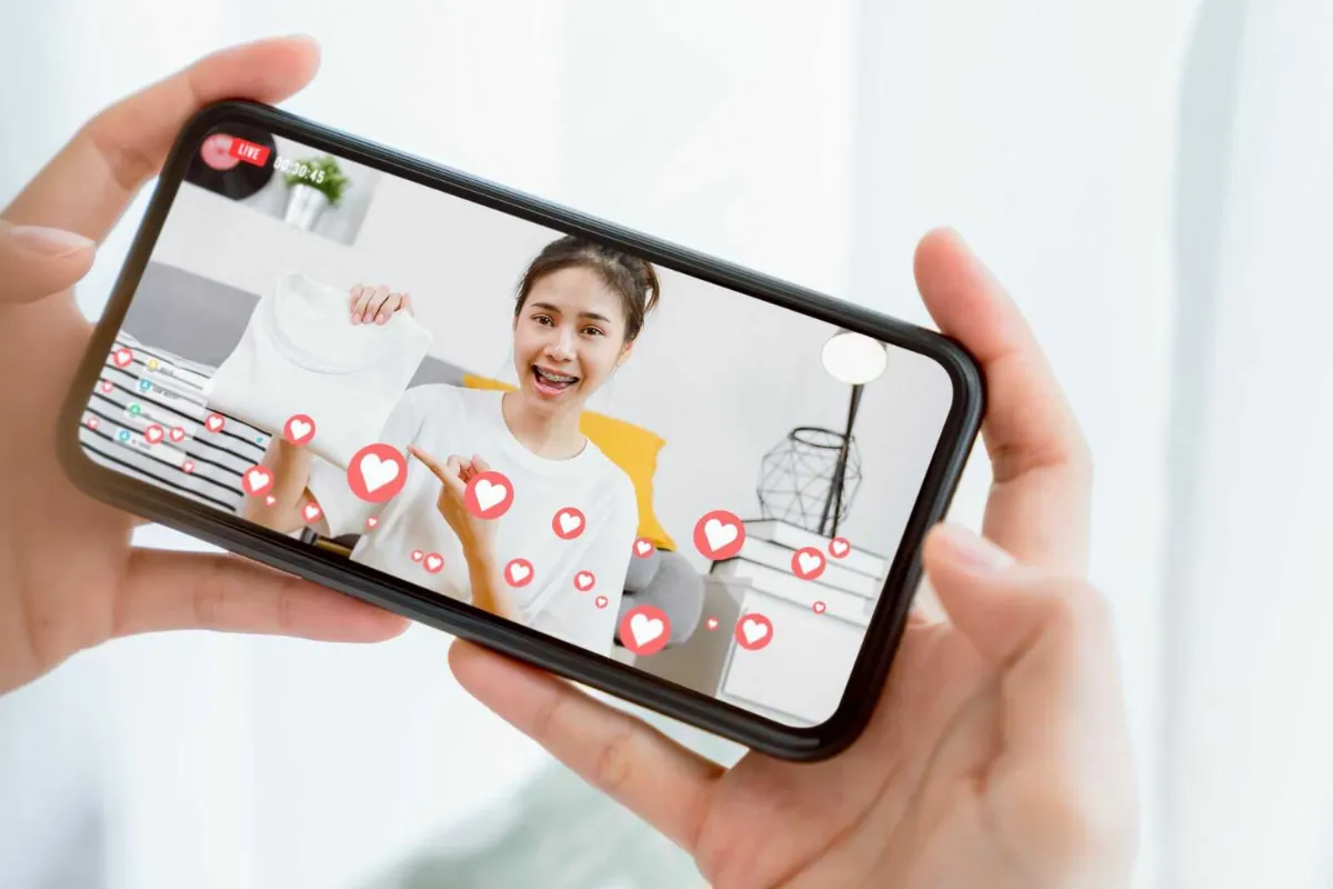 Livestream trên Facebook là tính năng cho phép người dùng, bao gồm cả cá nhân và doanh nghiệp, phát video trực tiếp lên nền tảng mạng xã hội này