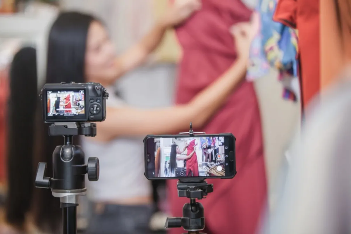 Với sự phổ biến của smartphone và mạng Internet, việc livestream trở nên dễ dàng hơn bao giờ hết.