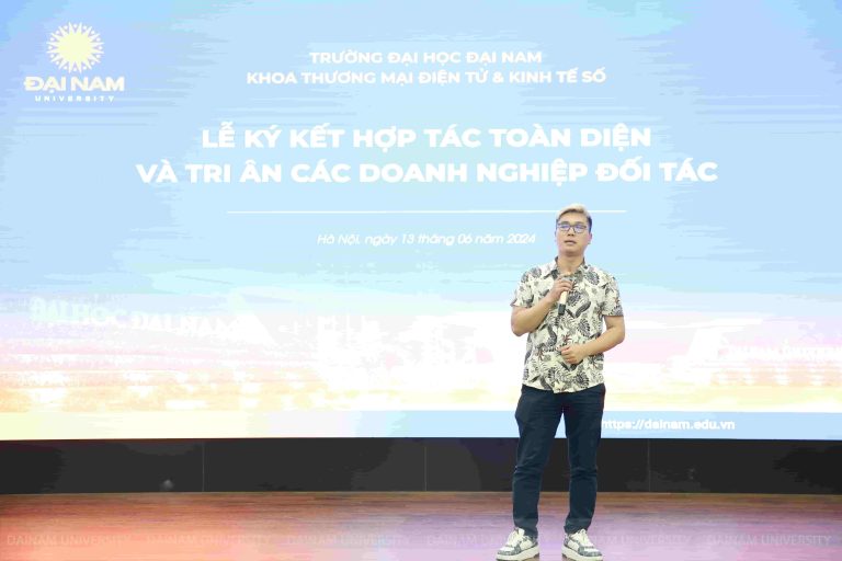 CEO Doãn Kỷ trong buổi chia sẻ và định hướng nghề nghiệp cho sinh viên đại học Đại Nam