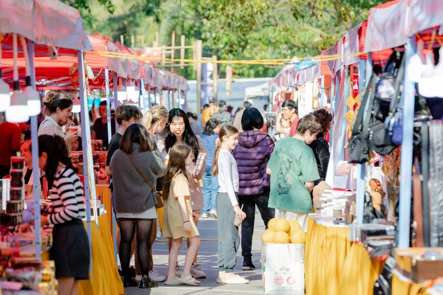 Phiên chợ được nhà sáng lập Ecopark tổ chức thứ 7- Chủ nhật hàng tuần tại phố đi bộ Hùng Vương, Eco Central Park