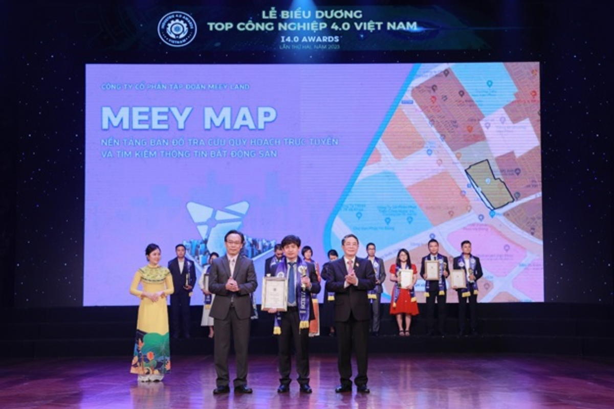 Chủ tịch Meey Land Hoàng Mai Chung đại diện doanh nghiệp nhận giải thưởng TOP Công nghiệp 4.0 Việt Nam năm 2023