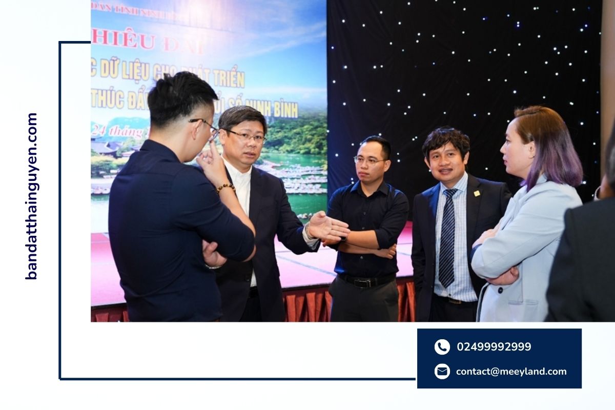 Chủ tịch Meey Group Hoàng Mai Chung trao đổi cùng các chuyên gia bên lề sự kiện.