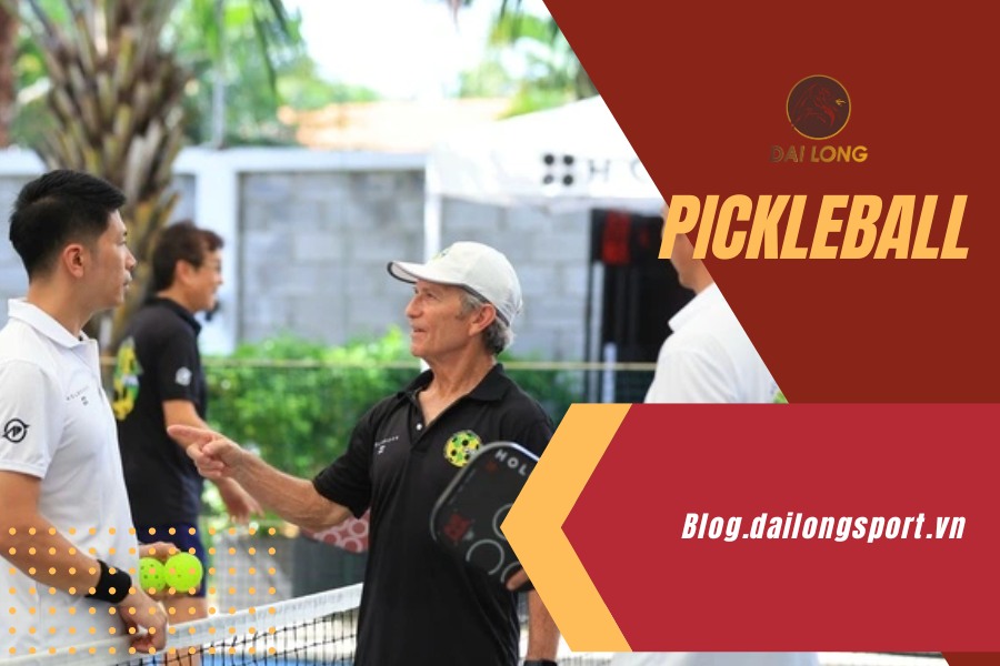 Seymour Rifkind (ở giữa) trao đổi cùng các HLV IPTPA Vietnam