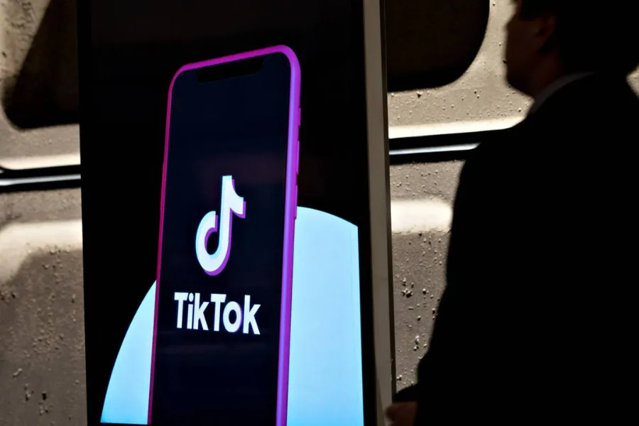 TikTok là một nền tảng mạng xã hội phổ biến trên toàn cầu, tập trung vào việc chia sẻ video ngắn
