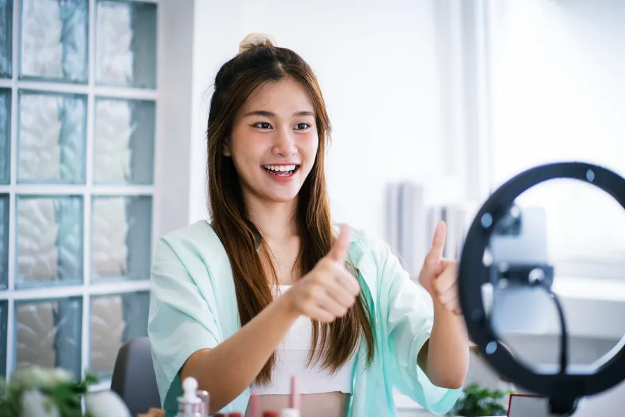Trả tiền cho Influencer