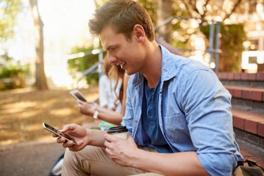 Kết hợp với các TikToker để quảng bá hashtag