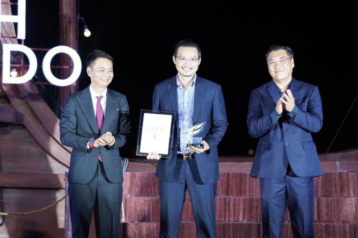 Đại diện Vietnam Land, CEO Trương Văn Trung (đứng giữa), nhận chứng nhận Đại lý phân phối chính thức (F1) cho dự án Libera Nha Trang.