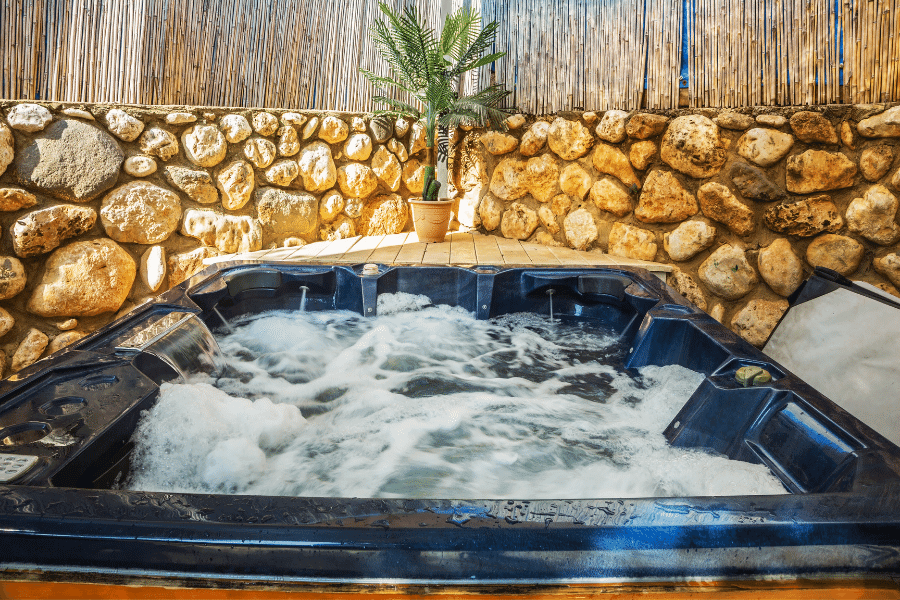Những điều có thể bạn chưa biết về bồn tắm Jacuzzi (4) Về chất liệu và giá cả