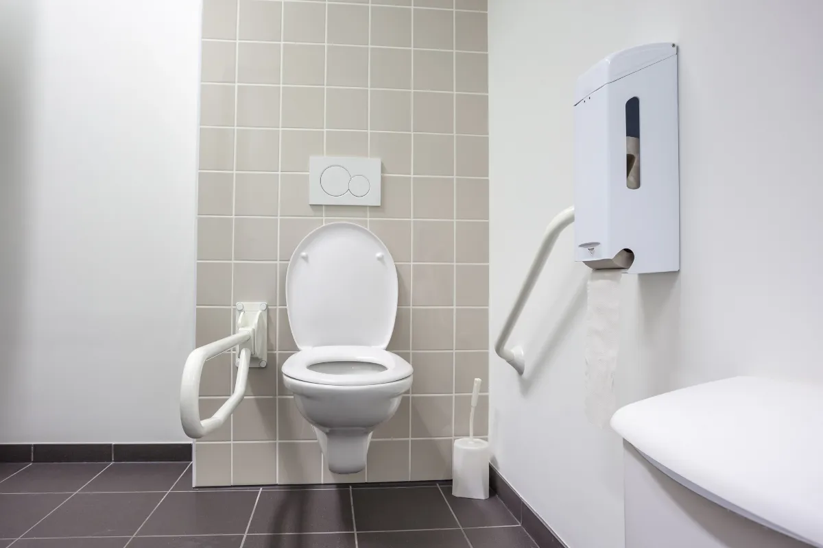 Có nên sử dụng nhà vệ sinh có bồn cầu không két nước không?