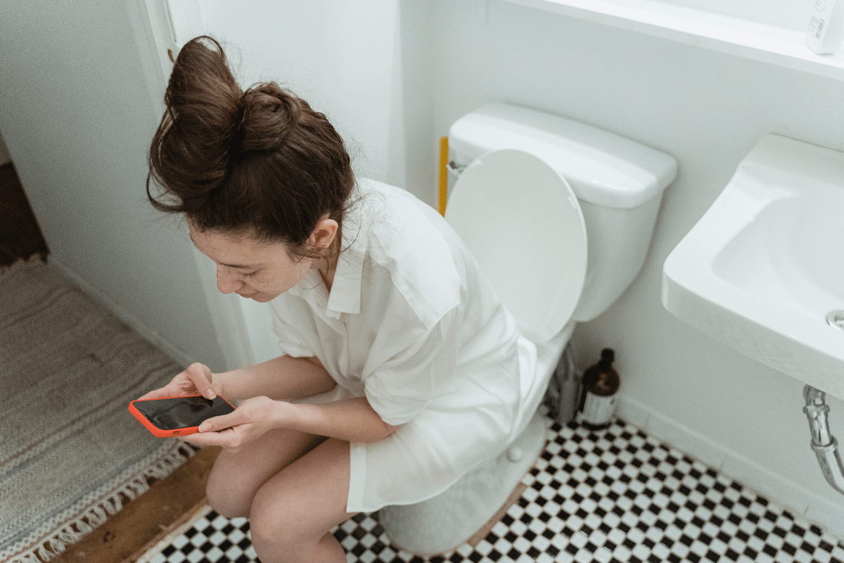 Cách sử dụng bồn cầu đúng chuẩn, an toàn cho sức khỏe (3) Ngồi trong toilet quá lâu