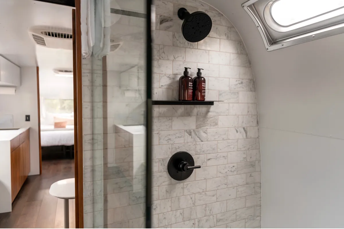 Nếu bạn muốn biến không gian nhà tắm trở nên sang trọng và đẳng cấp mà vẫn giữ sự đơn giản, thì các mẫu sen tắm âm tường là lựa chọn tuyệt vời.