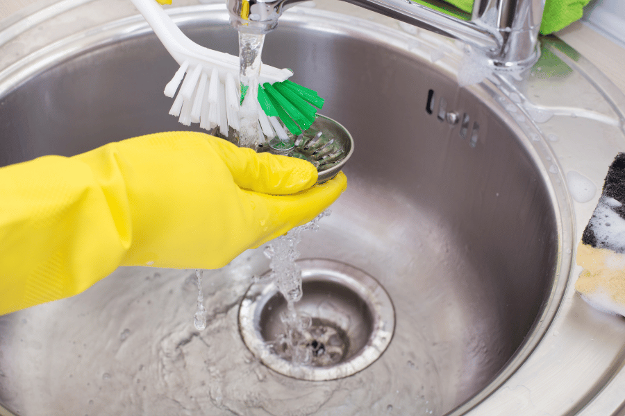 Cách làm sạch chậu rửa bát thông thường 