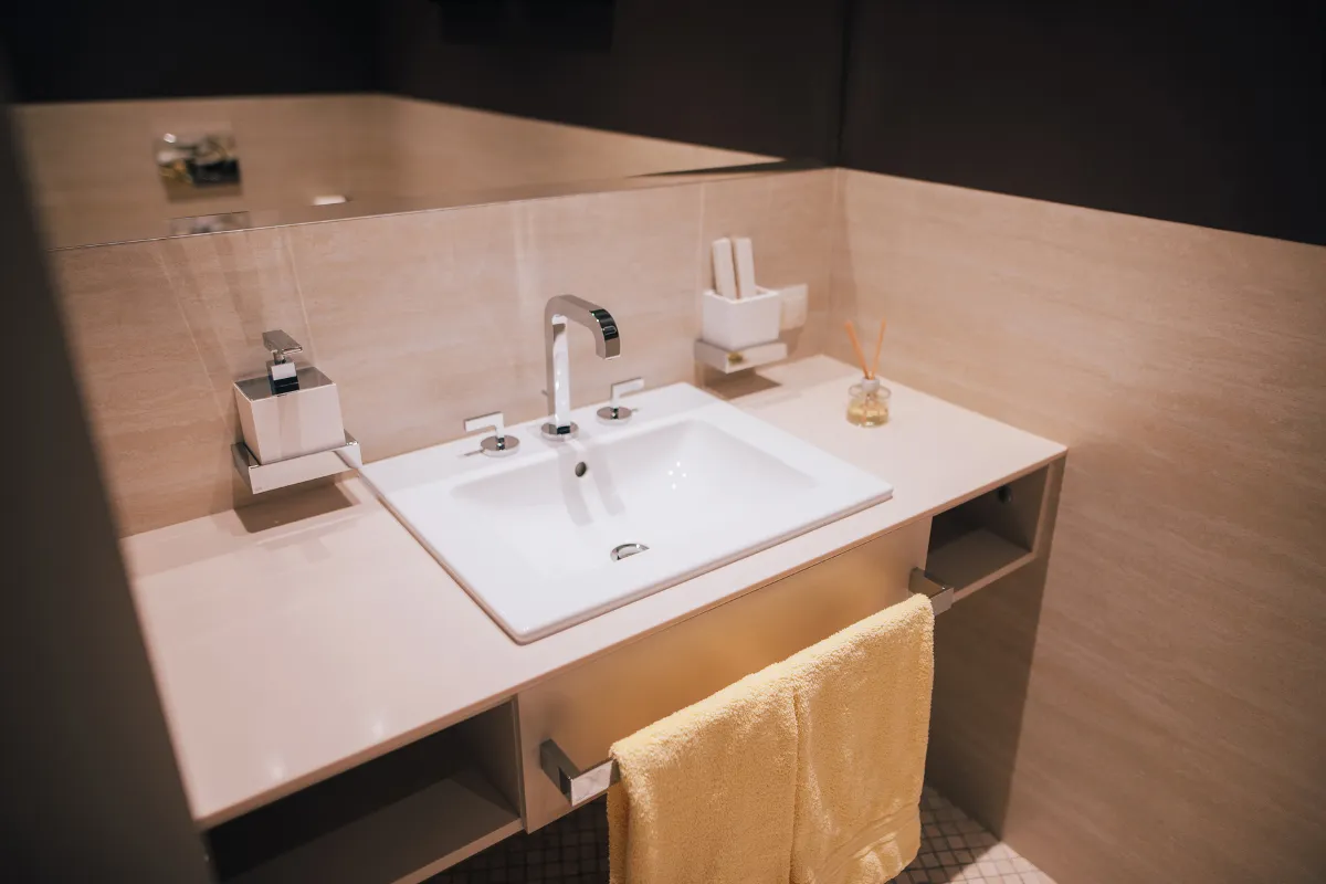 Tạo điểm nhấn sang trọng cho phòng tắm với những kệ lavabo độc đáo.