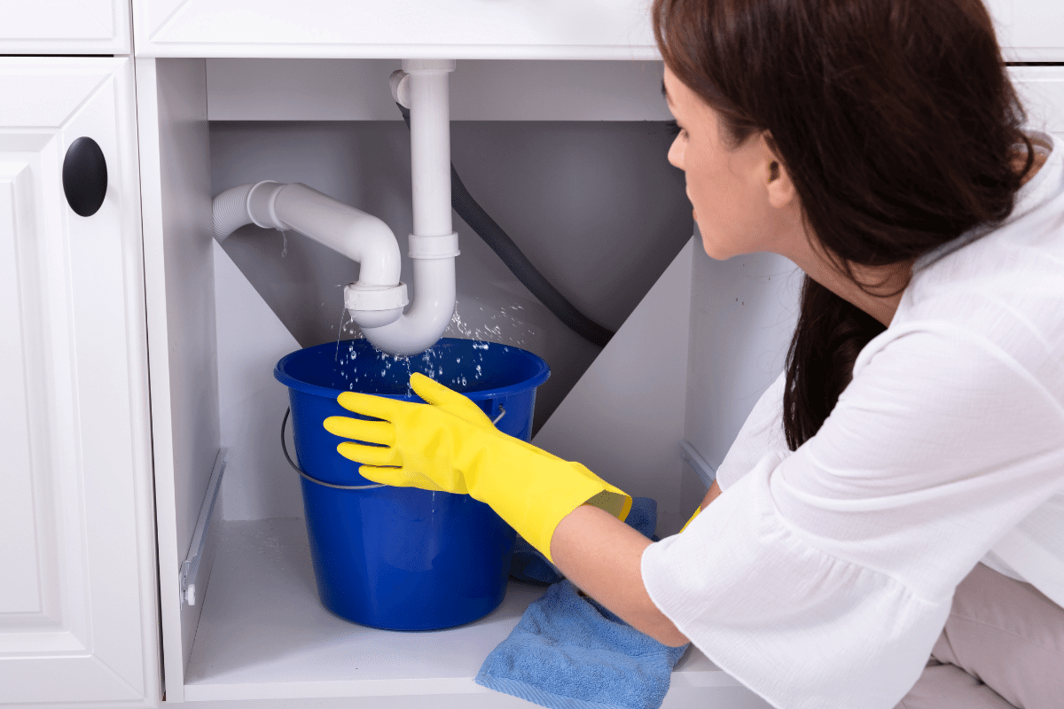 Chậu rửa chén rò rỉ nước: Nguyên nhân và cách khắc phục hiệu quả