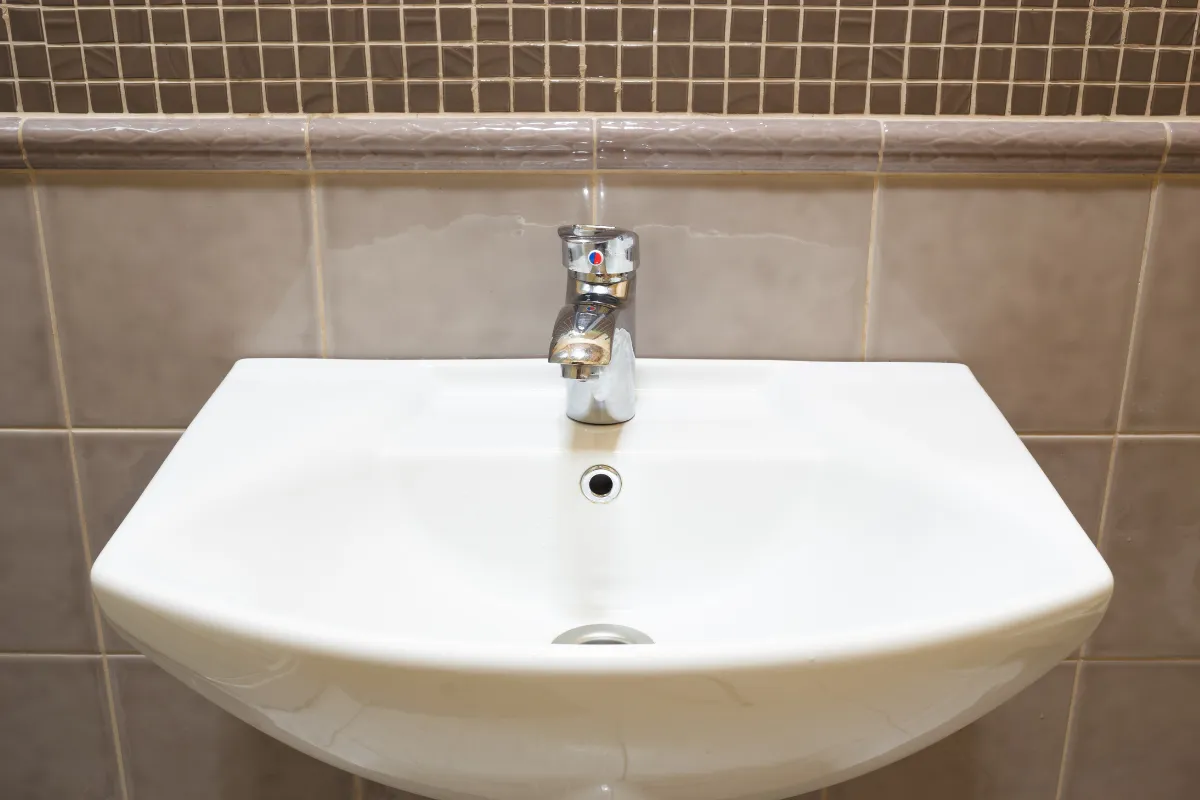 Tối giản không gian phòng tắm với chậu rửa mặt treo tường, tạo nên sự thanh lịch và tiện nghi. 