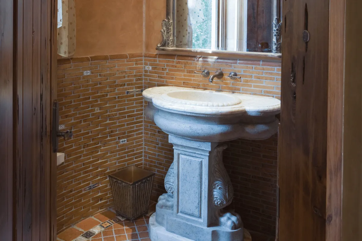 Tạo nét độc đáo cho không gian nhà tắm với lavabo cổ điển.