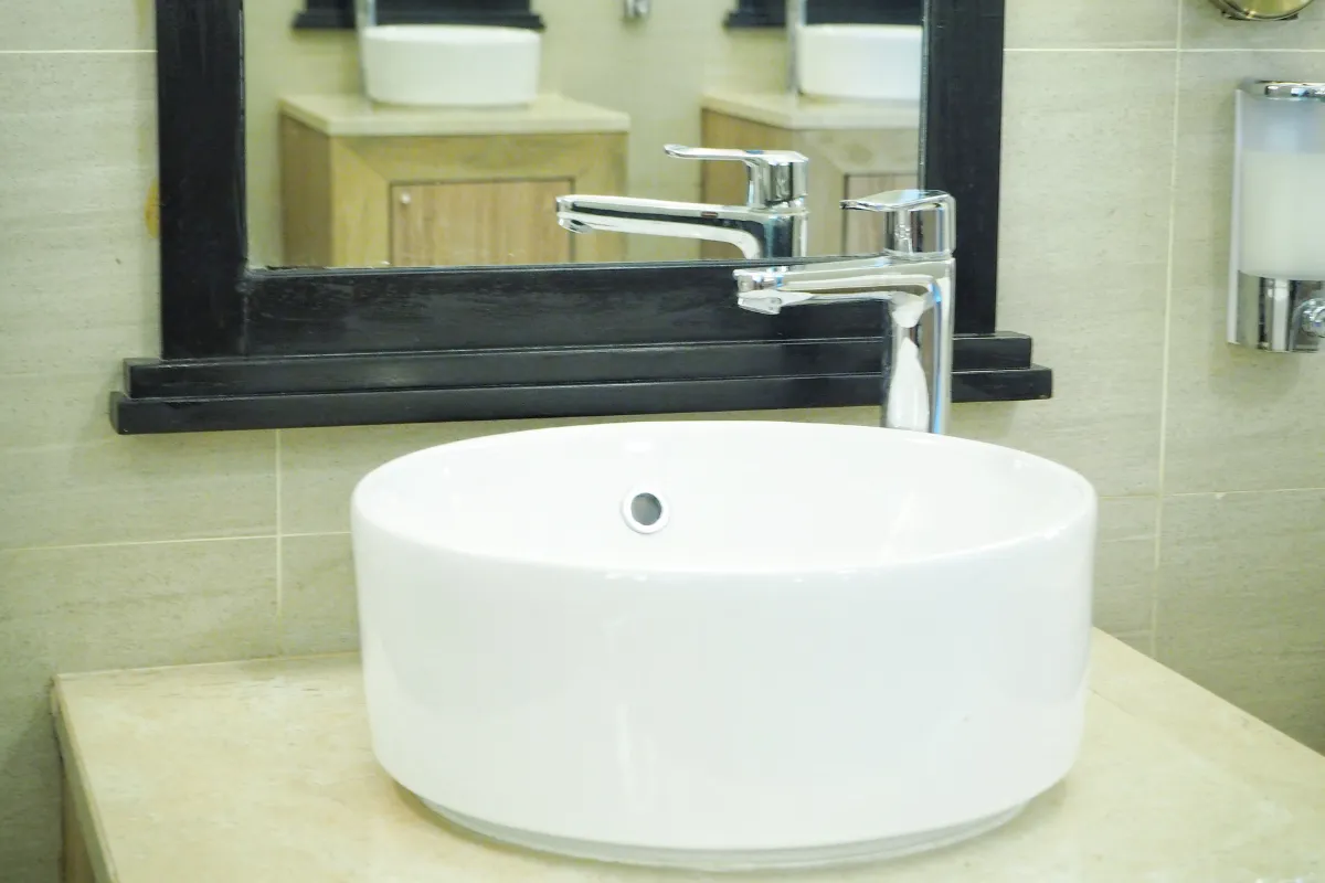 Tạo điểm nhấn thẩm mỹ cho không gian phòng tắm với những phụ kiện chậu rửa mặt đẹp mắt