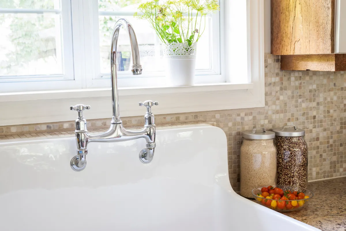 Vòi chậu rửa bát gắn tường là một phần quan trọng của thiết bị trong gian bếp và giúp làm cho quá trình rửa bát trở nên thuận tiện và hiệu quả hơn.