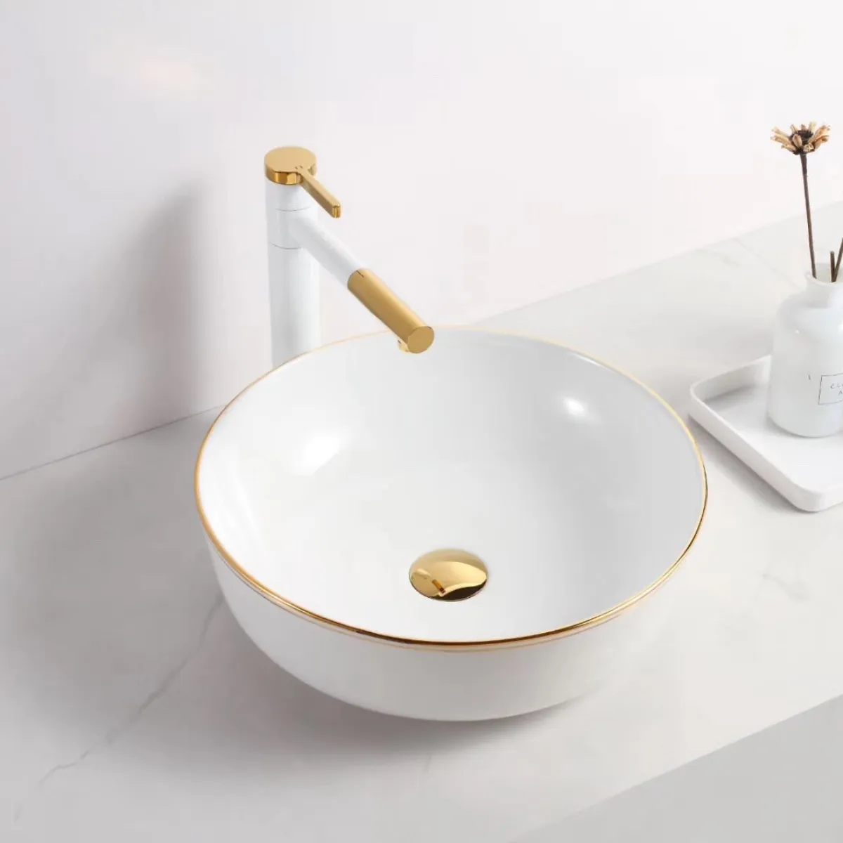 Sự kết hợp hoàn hảo giữa màu trắng tinh khiết và họa tiết vàng gold trên Chậu Rửa Lavabo Dương Bàn Palado PLD869B làm nổi bật sự đẳng cấp.