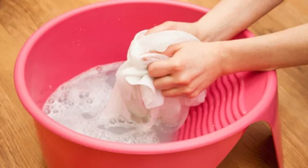 cc3a1ch-gie1bab7t-c3a1o-dc3a0i-be1bab1ng-tay cách giặt áo dài bằng tay