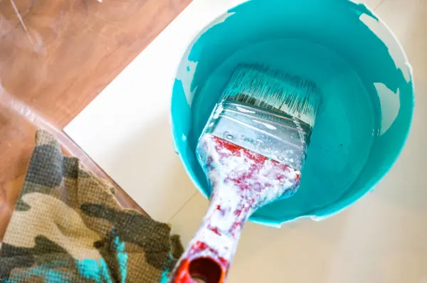 ra-tay-sc6a1n-le1baa1i-cc3a1nh-ce1bbada-se1baaft-me1bbabng-xuc3a2n-se1baafp-ve1bb81 Ra tay sơn lại cánh cửa sắt mừng xuân sắp về